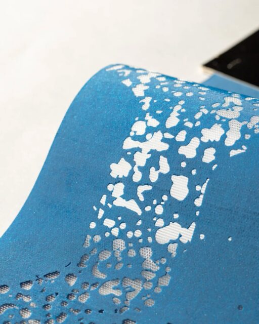 𝗙𝗶𝗻𝗶𝘁𝘂𝗿𝗮 𝗣𝗲𝗿𝘀𝗼𝗻𝗮𝗹𝗶𝘇𝘇𝗮𝘁𝗮 𝗧𝗿𝗮𝘀𝗽𝗮𝗿𝗲𝗻𝘁𝗲
Le zone trasparenti, sapientemente integrate nella trama, creano un equilibrio tra materia e respiro. 
Ogni dettaglio è frutto di una lavorazione su misura, pensata per trasformare un semplice tessuto in un segno distintivo di stile e innovazione. 
#FinituraPersonalizzata #TrasparenzaHighTech #ᴍᴀᴅᴇɪɴɪᴛᴀʟʏ