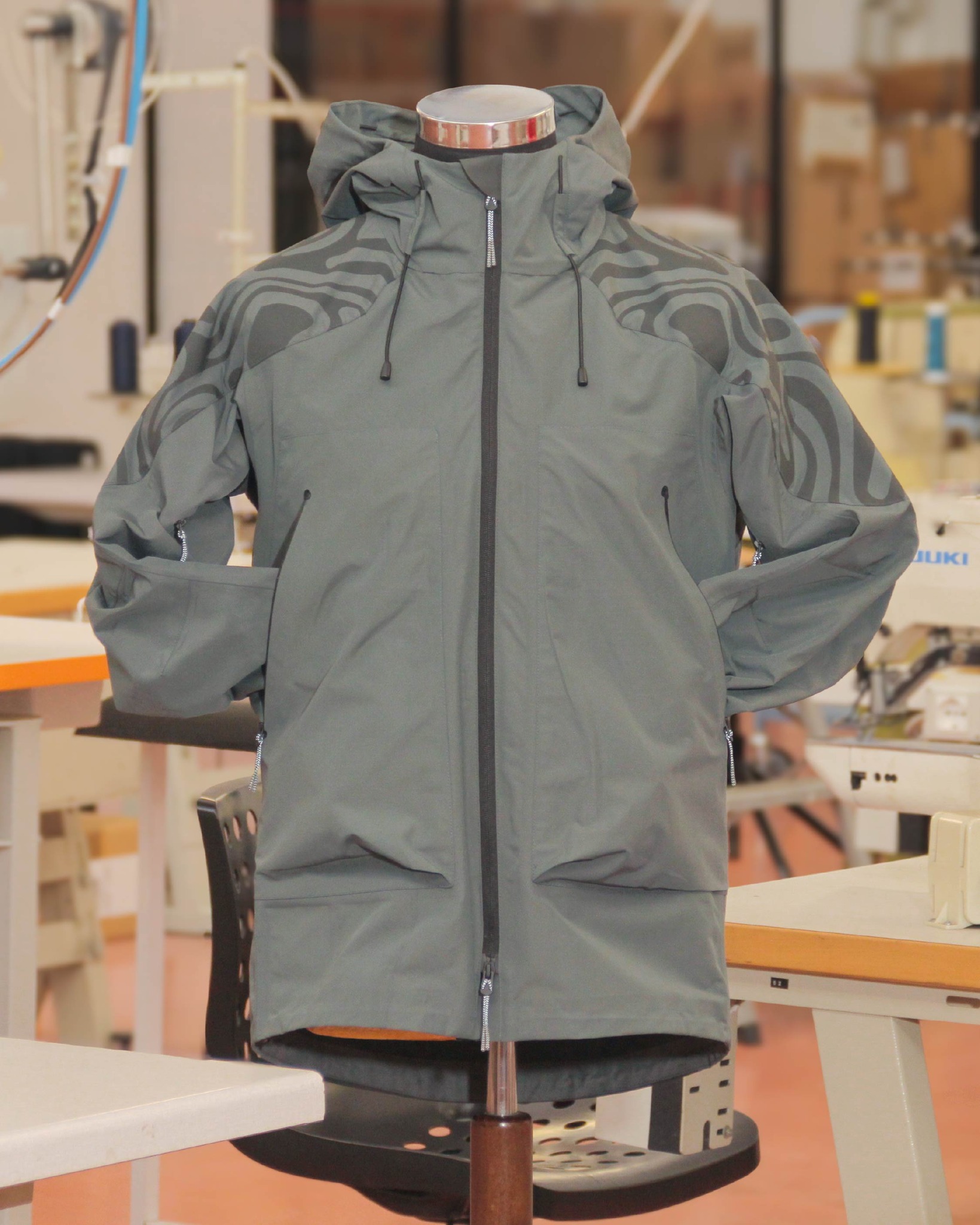 𝗖𝗵𝗶 𝘀𝗶𝗮𝗺𝗼 𝗲 𝗽𝗲𝗿𝗰𝗵𝗲́ 𝘀𝗰𝗲𝗴𝗹𝗶𝗮𝗺𝗼 𝗹’𝗲𝗰𝗰𝗲𝗹𝗹𝗲𝗻𝘇𝗮
Non inseguiamo il volume.
Inseguiamo il valore.
Qualità, controllo, competenza.
Ogni giorno, su ogni capo.
Lavoriamo così.
Ed è l’unico modo che conosciamo.
#azienda #valoriaziendali #madeinitaly #qualità