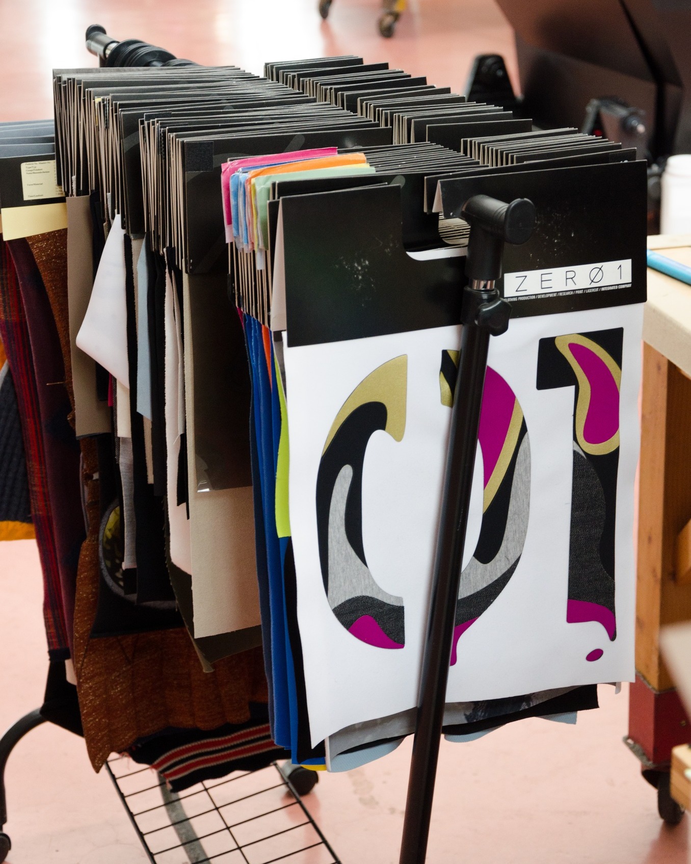 𝗖𝗼𝗺𝗲 𝘀𝗰𝗲𝗴𝗹𝗶𝗮𝗺𝗼 𝗶 𝘁𝗲𝘀𝘀𝘂𝘁𝗶 𝗴𝗶𝘂𝘀𝘁𝗶 𝗽𝗲𝗿 𝗶𝗹 𝘁𝘂𝗼 𝗯𝗿𝗮𝗻𝗱
Non partiamo dal catalogo.
Partiamo dall’uso.
Performance, comfort, durata.
Ogni tessuto ha una funzione precisa.
La scelta giusta fa lavorare tutto il capo meglio.
#tessutitecnici #ricercamateriali #performancewear #abbigliamentotecnico